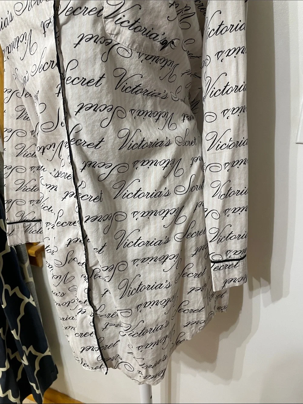 Victoria's Secret Ivory & Pink Nightshirt with Black Script - Picture 3 of 4